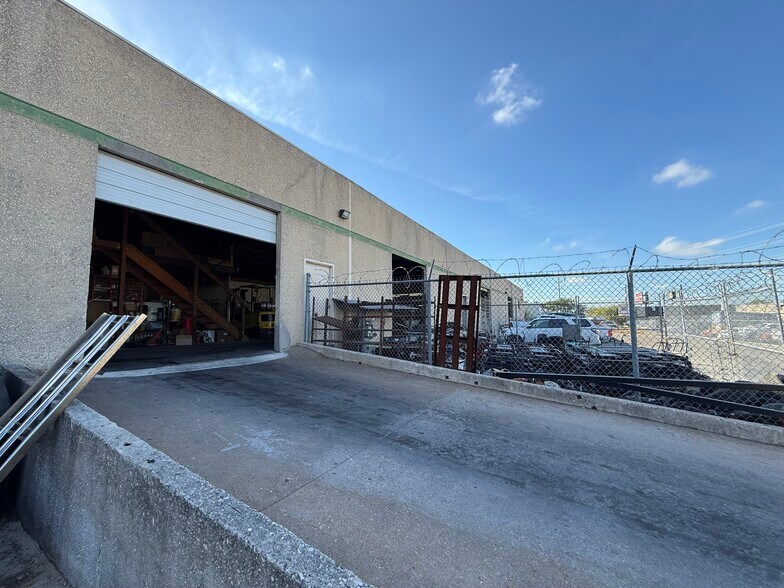 More Photos Of 11104 N Lamar Blvd, Austin Showroom For Lease