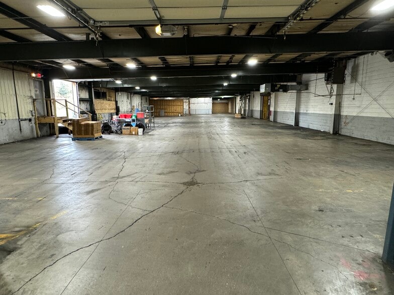 More Photos Of 6704 Pingree Rd, Crystal Lake Manufacturing For Lease