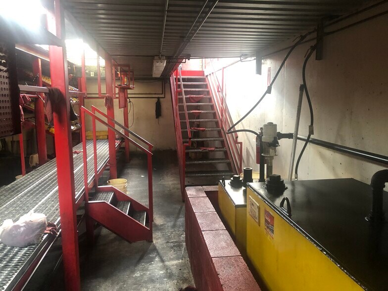 More Photos Of 12250 S Gessner Dr, Houston Auto Repair For Sale