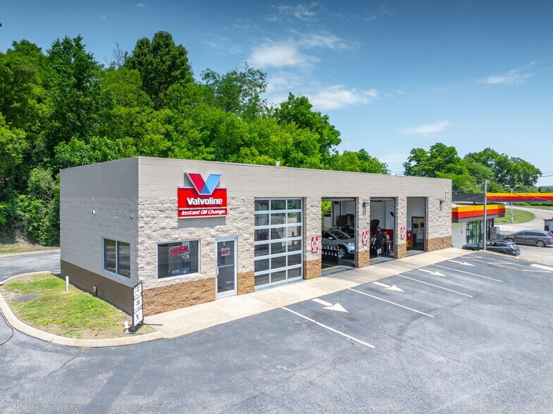 Primary Photo Of 710 W College St, Pulaski Auto Repair For Sale