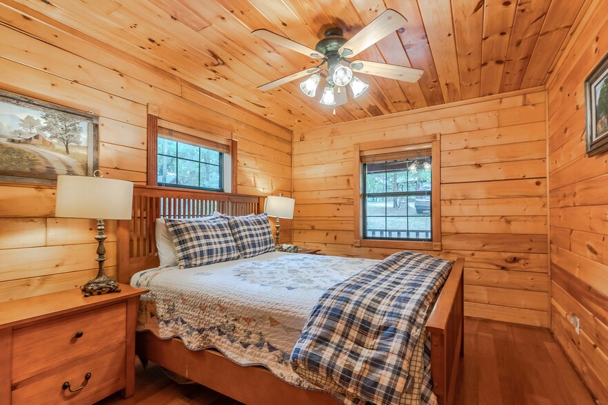 More Photos Of 15695 Highway 187, Eureka Springs Hotel For Sale