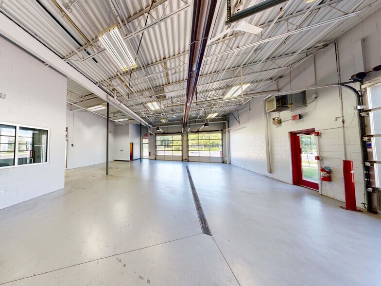 More Photos Of 855 E Grand Ave, Lake Villa Auto Dealership For Sale