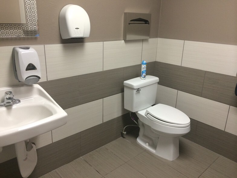 More Photos Of 1277 Garnet Ave, San Diego Storefront Retail Office For Lease