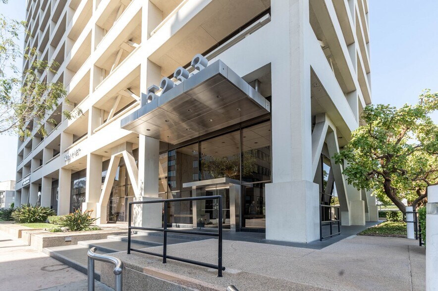 More Photos Of 15233 Ventura Blvd, Sherman Oaks Unknown For Lease