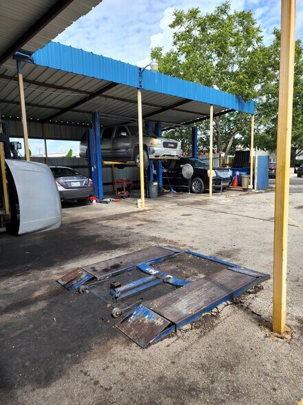 More Photos Of 8921 Daffodil Ave, Houston Auto Repair For Lease