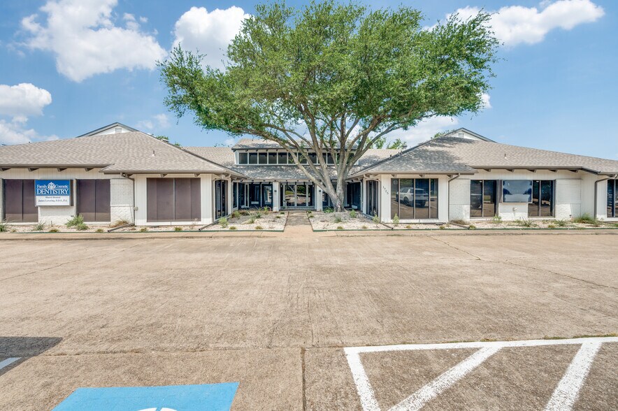 Primary Photo Of 1725 Cimarron Trl, Hurst Medical For Lease