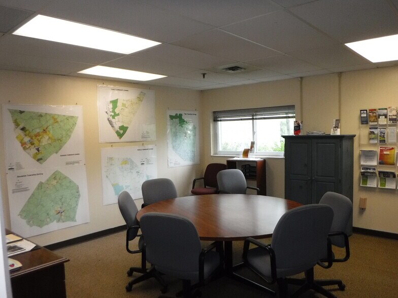 More Photos Of 4203 Curliss Ln, Batavia Office For Sale