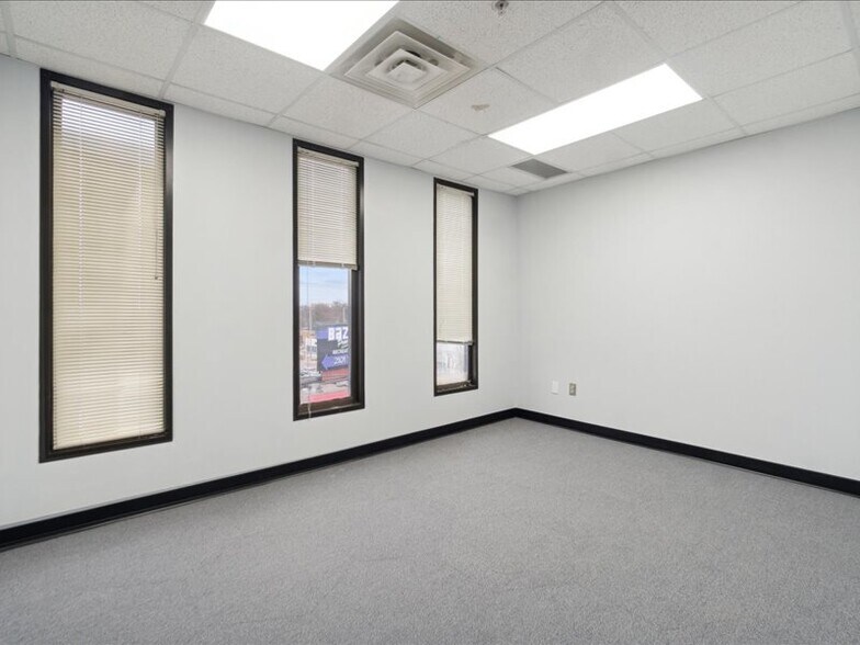 More Photos Of 1100 W Saginaw St, Lansing Medical For Sale