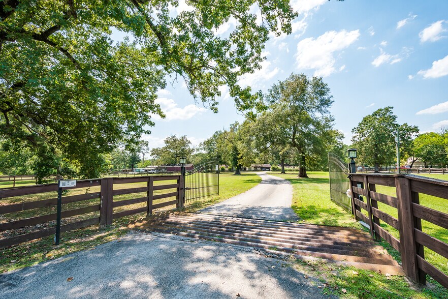 More Photos Of 16410 FM 1485 Rd, Conroe Veterinarian Kennel For Sale