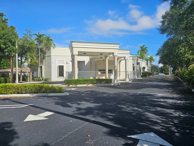 More Photos Of 2055 Palm Beach Lakes Blvd, West Palm Beach Storefront For Lease