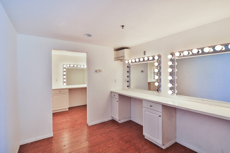 More Photos Of 16829 Saticoy St, Van Nuys Industrial For Sale