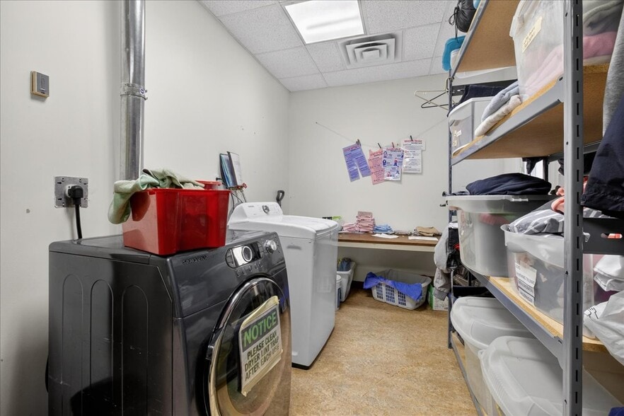 More Photos Of 11831 123 St NW, Edmonton Office For Sale