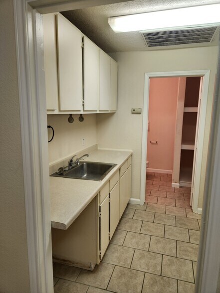 More Photos Of 17610 Hufsmith Kohrville Rd, Tomball Industrial For Lease