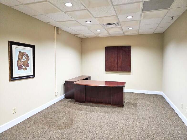 More Photos Of 113 W Public Sq, Glasgow Office For Sale