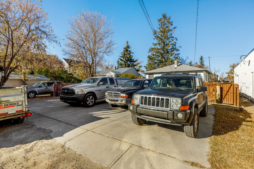 More Photos Of 1507 20 Av NW, Calgary Freestanding For Sale