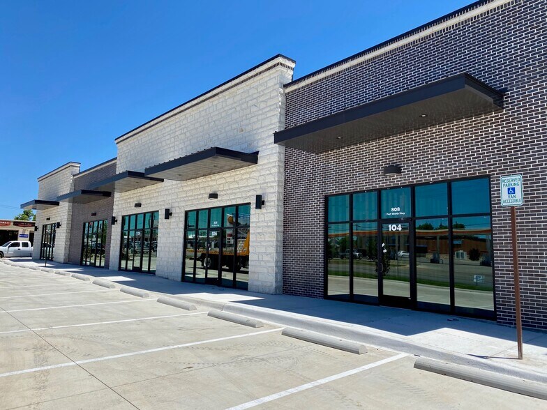 More Photos Of 808 Fort Worth Hwy, Weatherford Storefront Retail Office For Lease