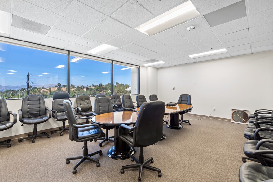 More Photos Of 20700 Ventura Blvd, Woodland Hills Loft Creative Space For Lease