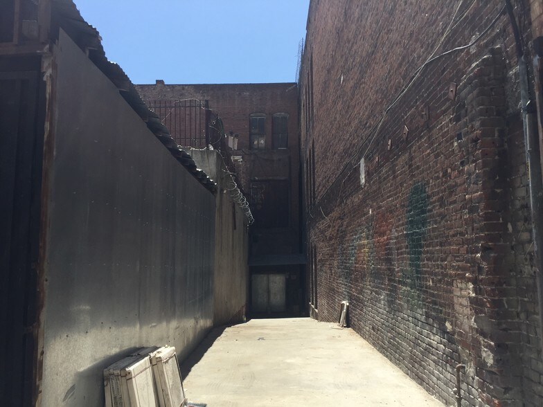 More Photos Of 437-441 S Los Angeles St, Los Angeles Showroom For Sale