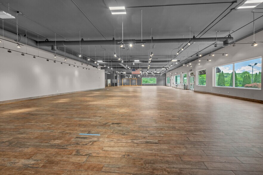 More Photos Of 20 Federal Rd, Brookfield Storefront For Lease
