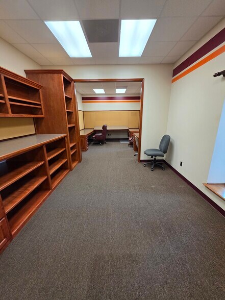 More Photos Of 16501 S Crater Rd, Petersburg Flex For Lease