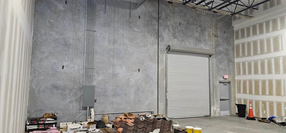 More Photos Of 4614 36th St, Orlando Light Distribution For Lease