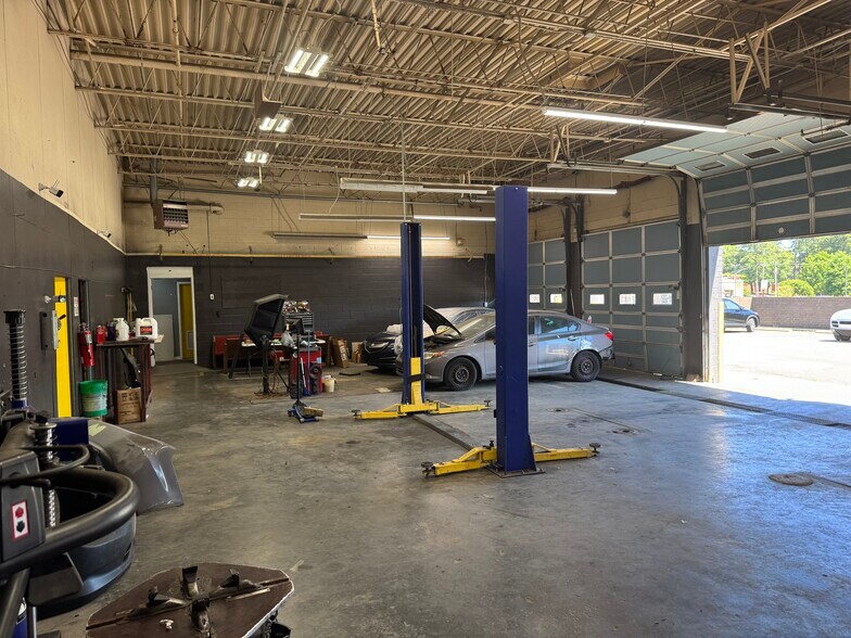 More Photos Of 1402 Western Blvd, Tarboro Auto Repair For Lease