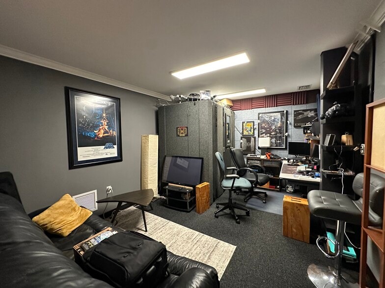 More Photos Of 6413 Pinecastle Blvd, Orlando Flex For Lease