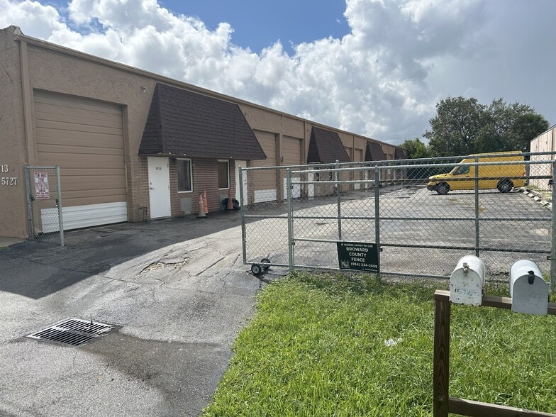 More Photos Of 5713-5727 NE 14th Ave, Fort Lauderdale Warehouse For Lease