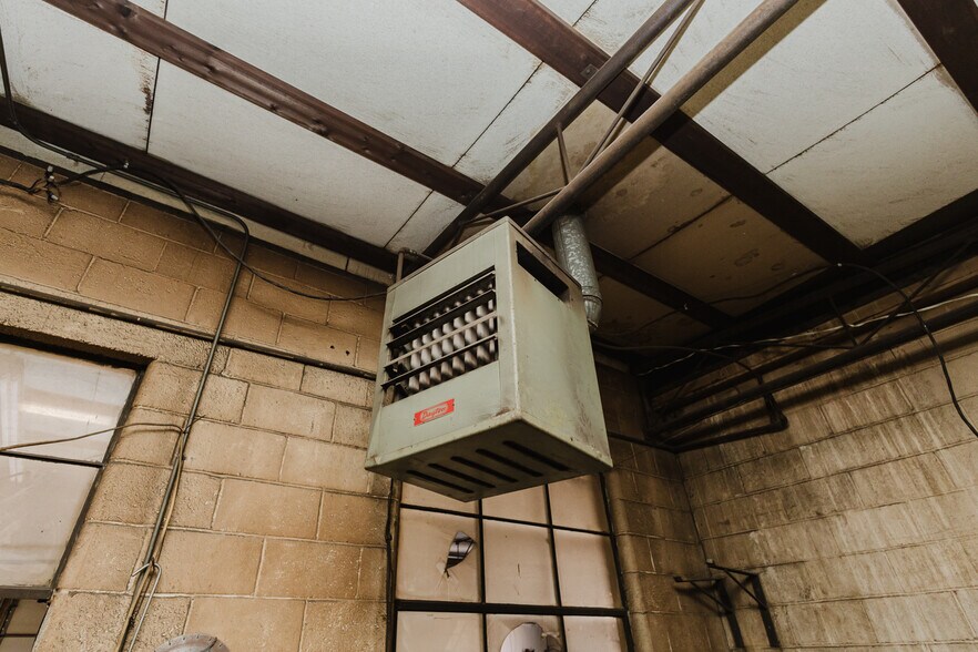 More Photos Of 410 N Commercial Ave, Sedgwick Storefront For Sale