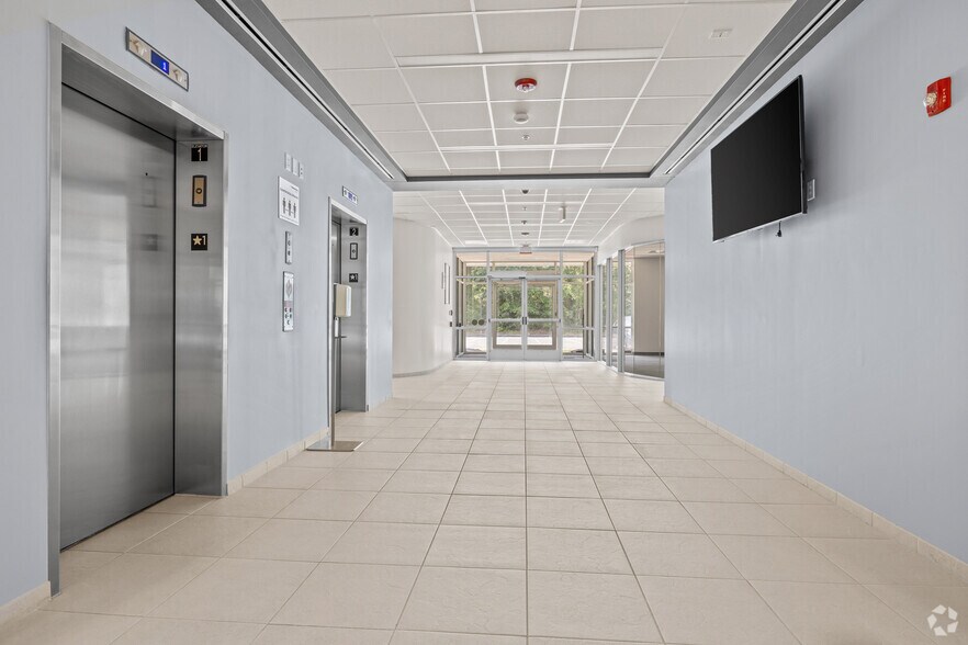 More Photos Of 555 S Independence Blvd, Virginia Beach Office For Lease