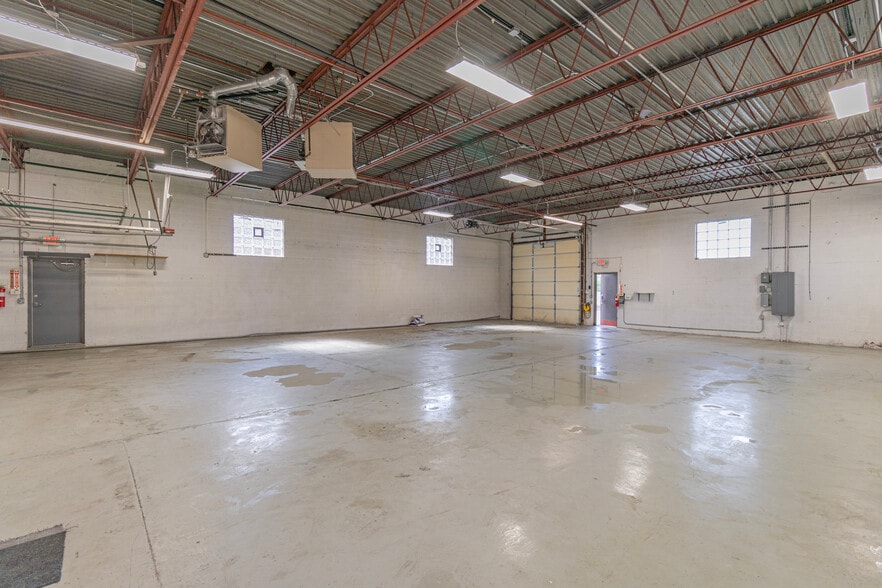 More Photos Of 450 Bennett Rd, Elk Grove Village Warehouse For Lease