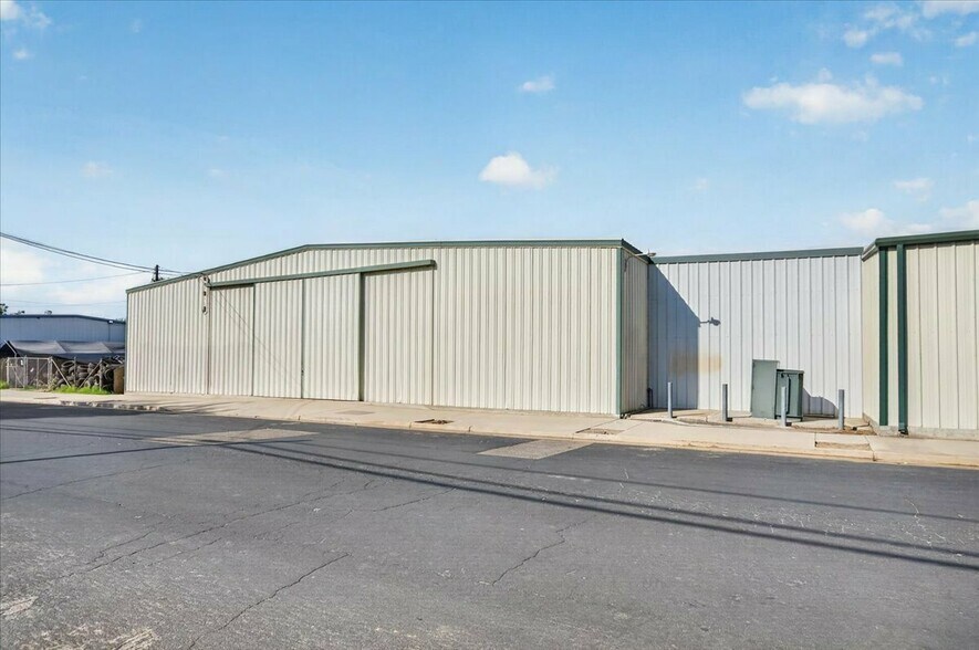 More Photos Of 149 Ashland ave, Lindsay Industrial For Sale