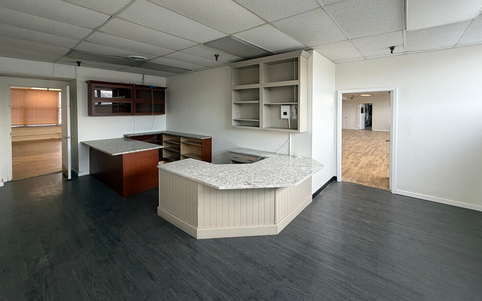 More Photos Of 150 N Macquesten Pky, Mount Vernon Warehouse For Lease
