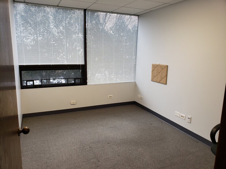 More Photos Of 835 N Sterling Ave, Palatine Office For Lease