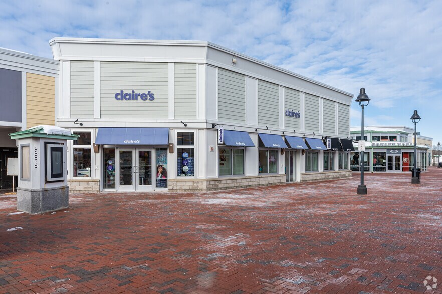 More Photos Of 1 Freeport Village Sta, Freeport Department Store For Lease