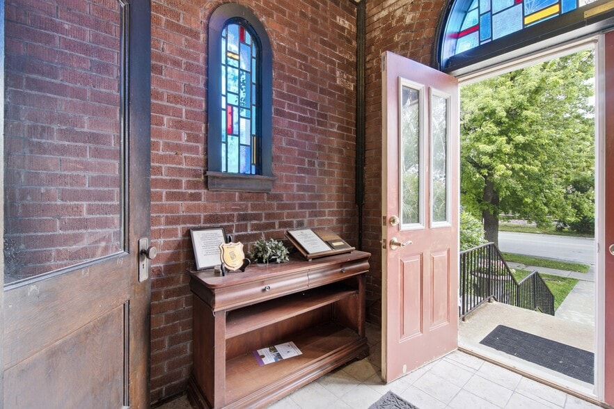 More Photos Of 6240 N Avondale Ave, Chicago Specialty For Sale