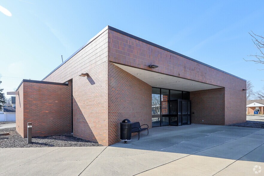 Primary Photo Of 9213 W Smith St, Yorktown Bank For Lease