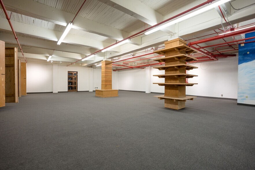 More Photos Of 219 SW Broadway, Portland Storefront For Lease