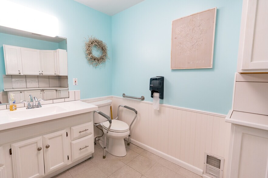 More Photos Of 8 Jennifer Dr, Merrimack Flex For Sale