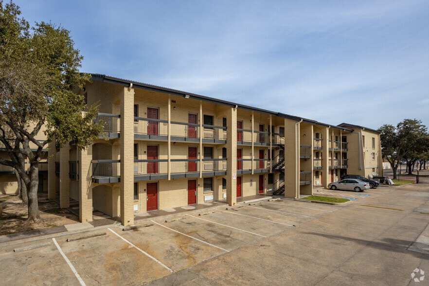 More Photos Of 9902 Gulf Freeway, Houston Hotel For Sale