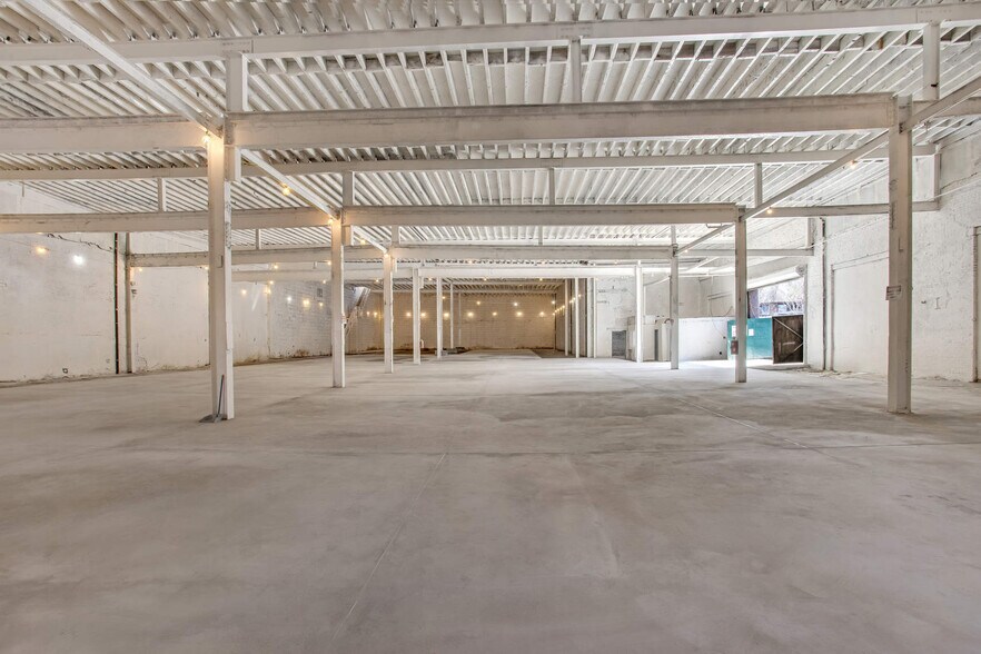 More Photos Of 335 Moffat St, Brooklyn Distribution For Lease