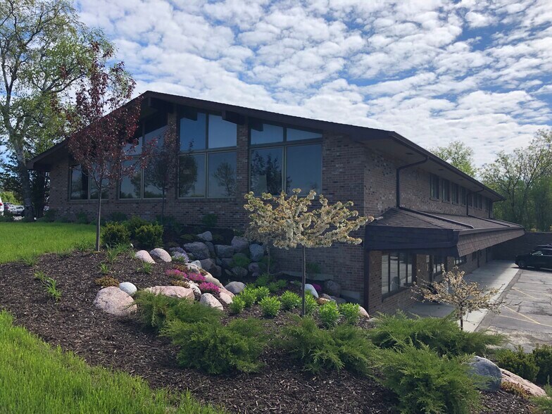 More Photos Of 3115 Lewis Ave, Zion Office For Lease
