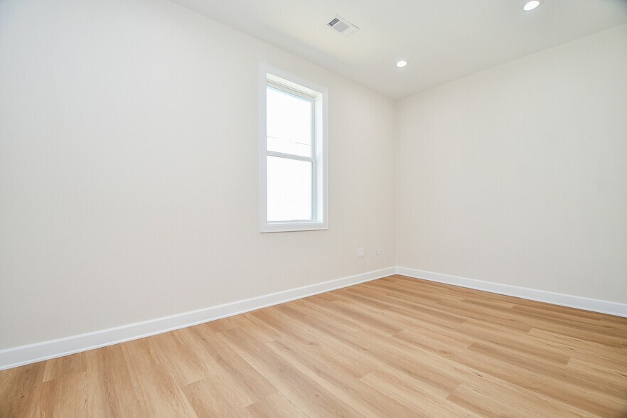 More Photos Of 1325 Main St, Katy Office For Sale