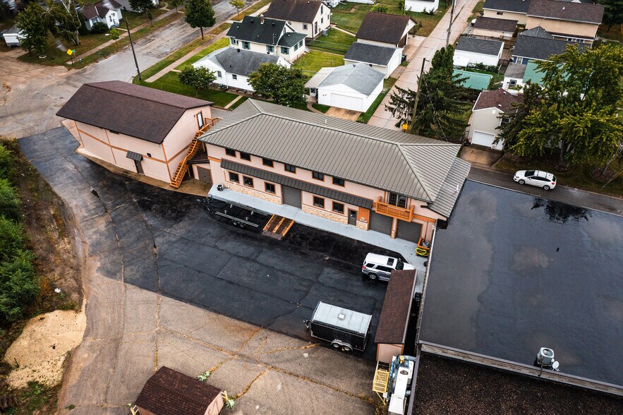 More Photos Of 1613 Chase St, La Crosse Showroom For Sale