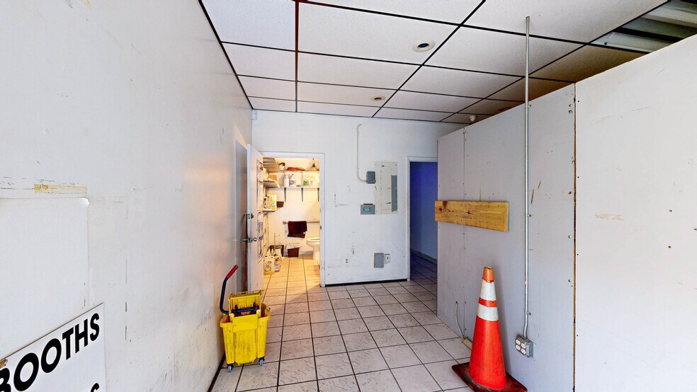 More Photos Of 27330 S Dixie Hwy, Homestead Storefront Retail Office For Sale