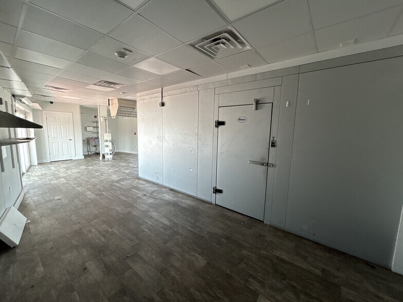 More Photos Of 4451 Austin Blvd, Island Park General Retail For Lease