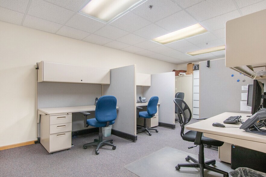 More Photos Of 3050 Commerce Dr, Fort Gratiot Office For Sale