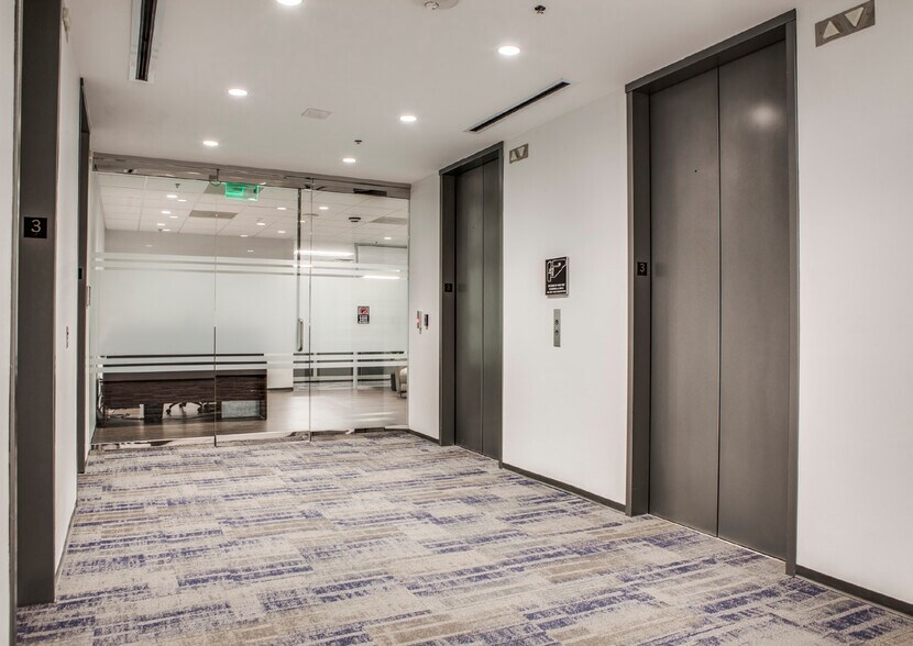 More Photos Of 2301 E Lamar Blvd, Arlington Unknown For Lease