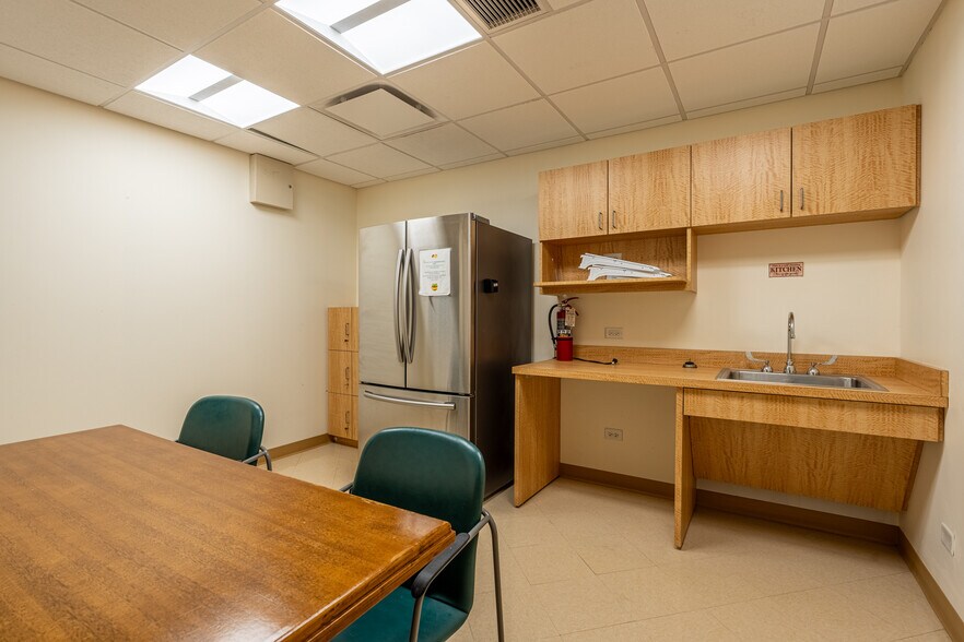 More Photos Of 111 N Wabash Ave, Chicago Office For Sale