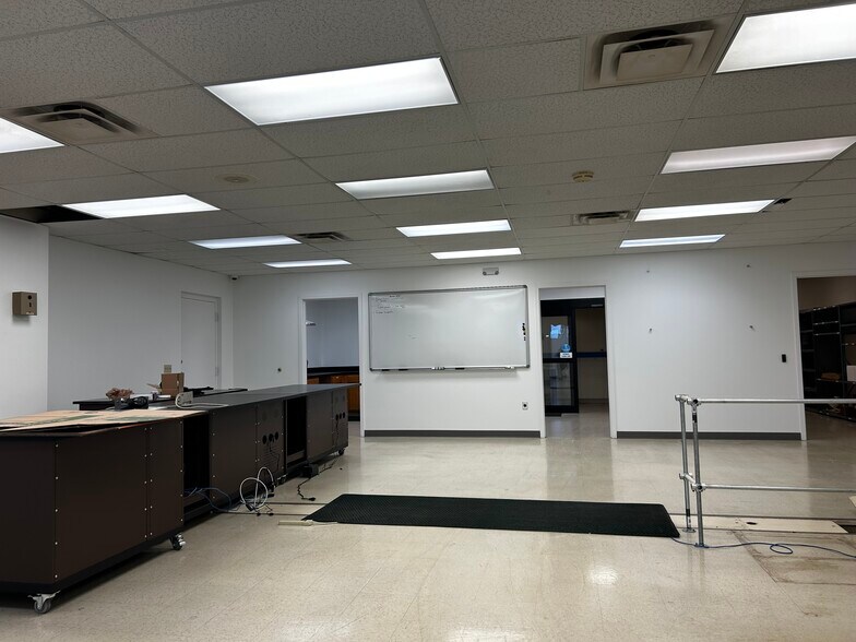 More Photos Of 4433 Manchester Rd, Kalamazoo Distribution For Lease